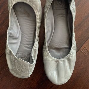 Tory Burch Eddie Ballet Flats Gray Patent Leather Elastic Round Toe Slip On 10